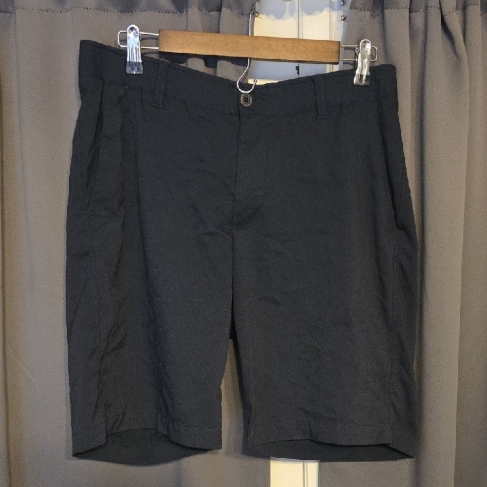 Under Armour Heat Gear  Men's Black Flat Front Shorts QuickDry Lightweight Sz 34